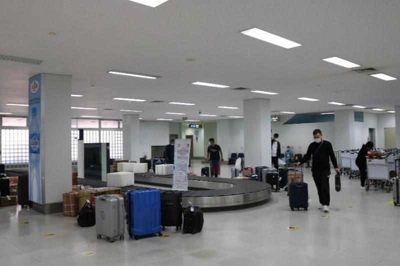 20201120-covid-19-air-travel-baggage